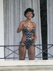 Rihanna2BRain2Bdoesn2Bt2Bruin2BRihanna2Bparty2Bspends2BShkbUjGGQeKx.jpg