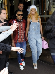 Rihanna2BRihanna2BLeaves2BLondon2BHotel2BPart2B22BqhX7LDzxrpix.jpg